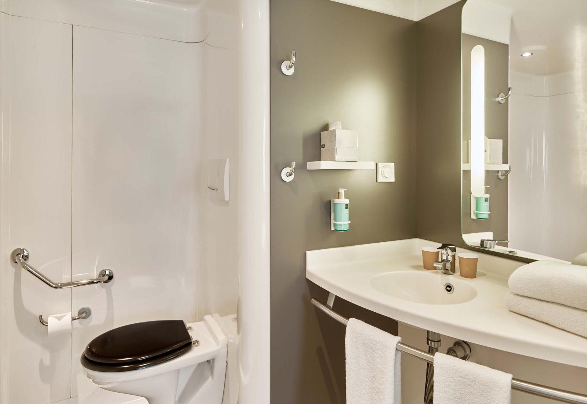 B&B Hotel Rueil-Malmaison Gare Екстериор снимка