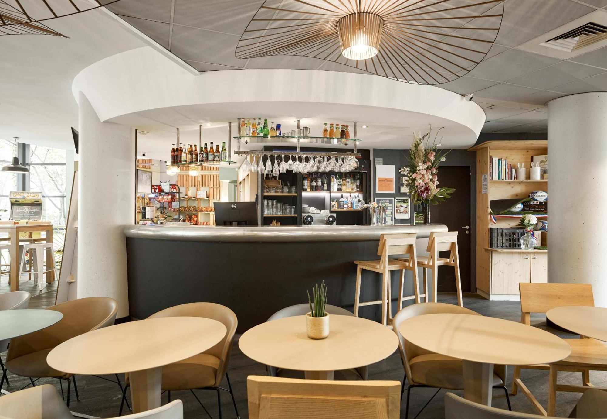 B&B Hotel Rueil-Malmaison Gare Екстериор снимка