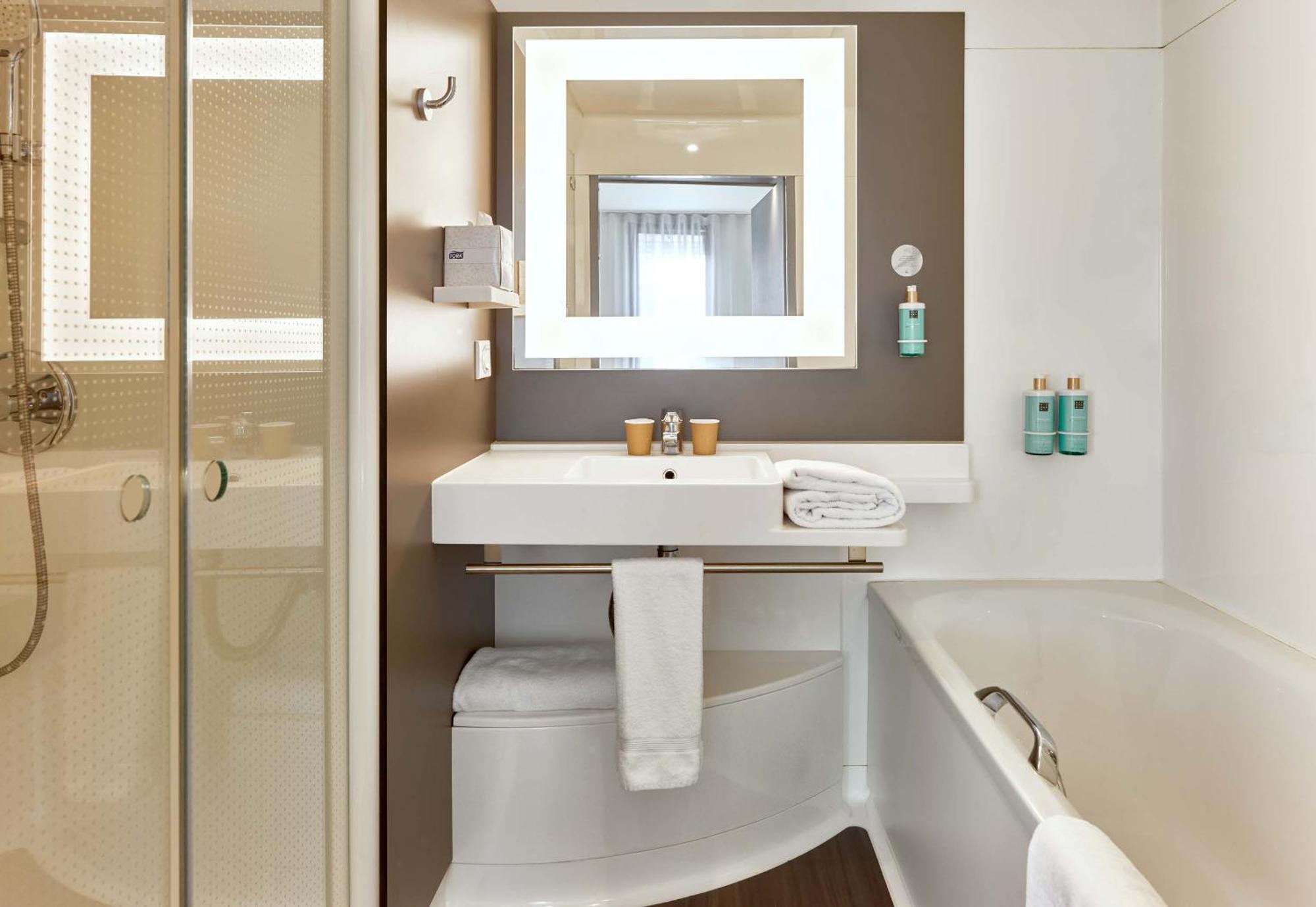 B&B Hotel Rueil-Malmaison Gare Екстериор снимка