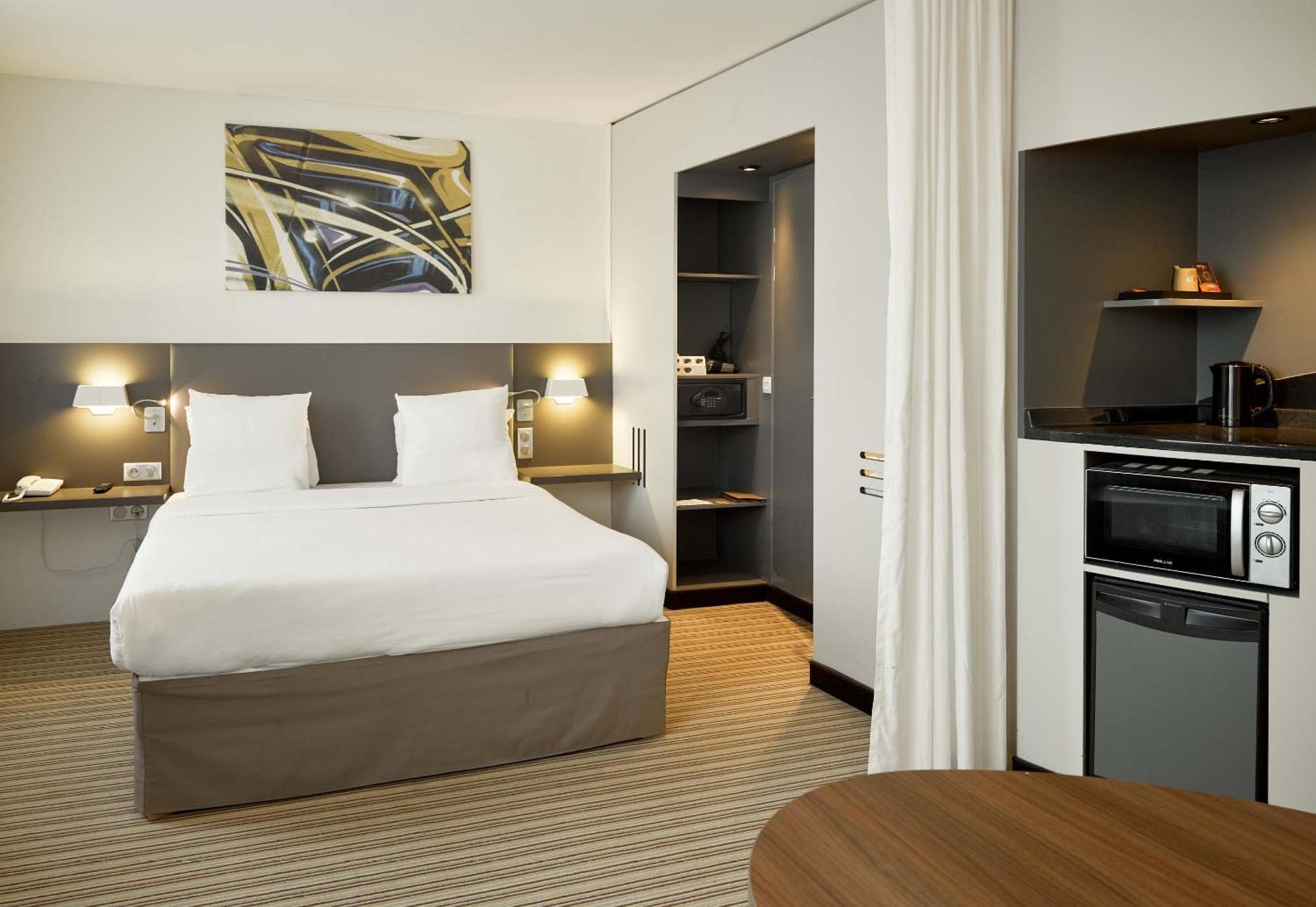 B&B Hotel Rueil-Malmaison Gare Екстериор снимка