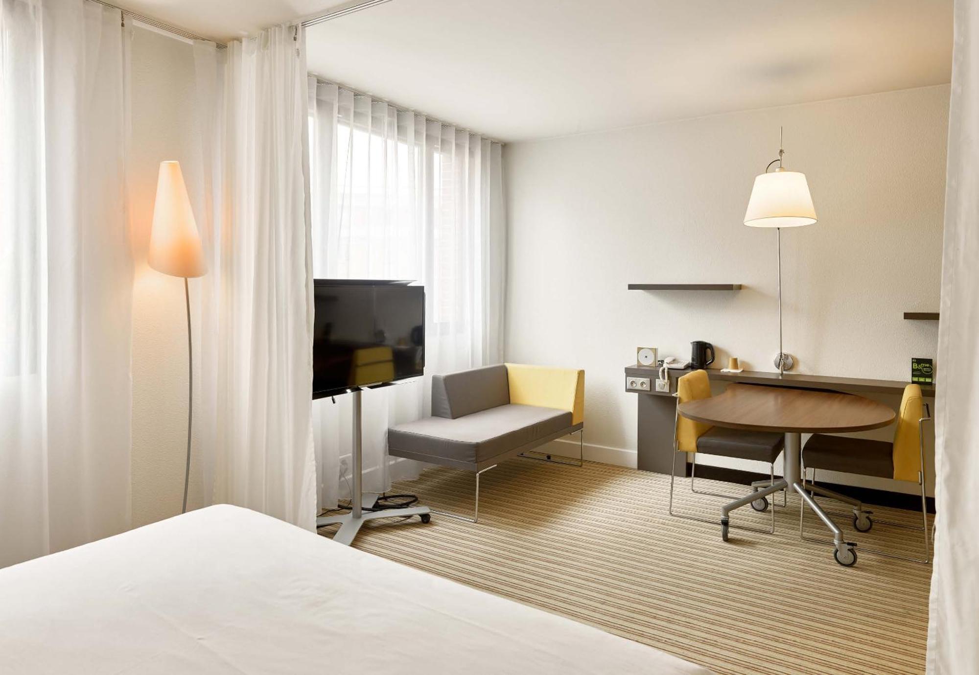 B&B Hotel Rueil-Malmaison Gare Екстериор снимка