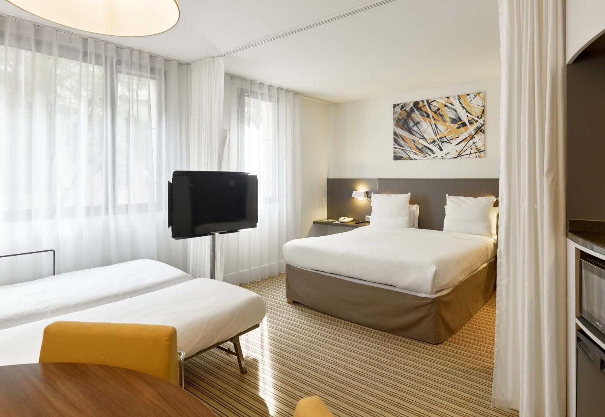 B&B Hotel Rueil-Malmaison Gare Екстериор снимка