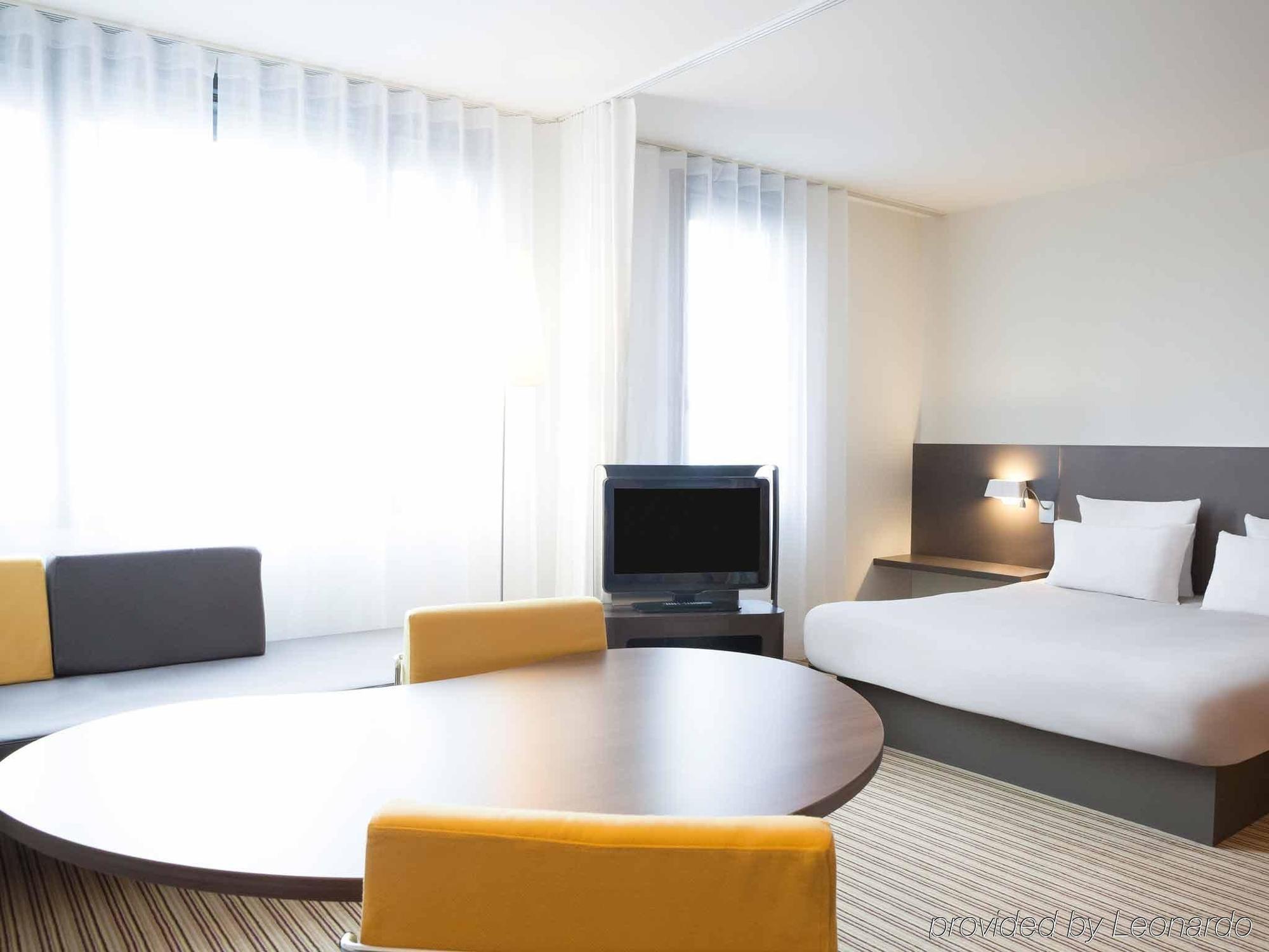 B&B Hotel Rueil-Malmaison Gare Екстериор снимка