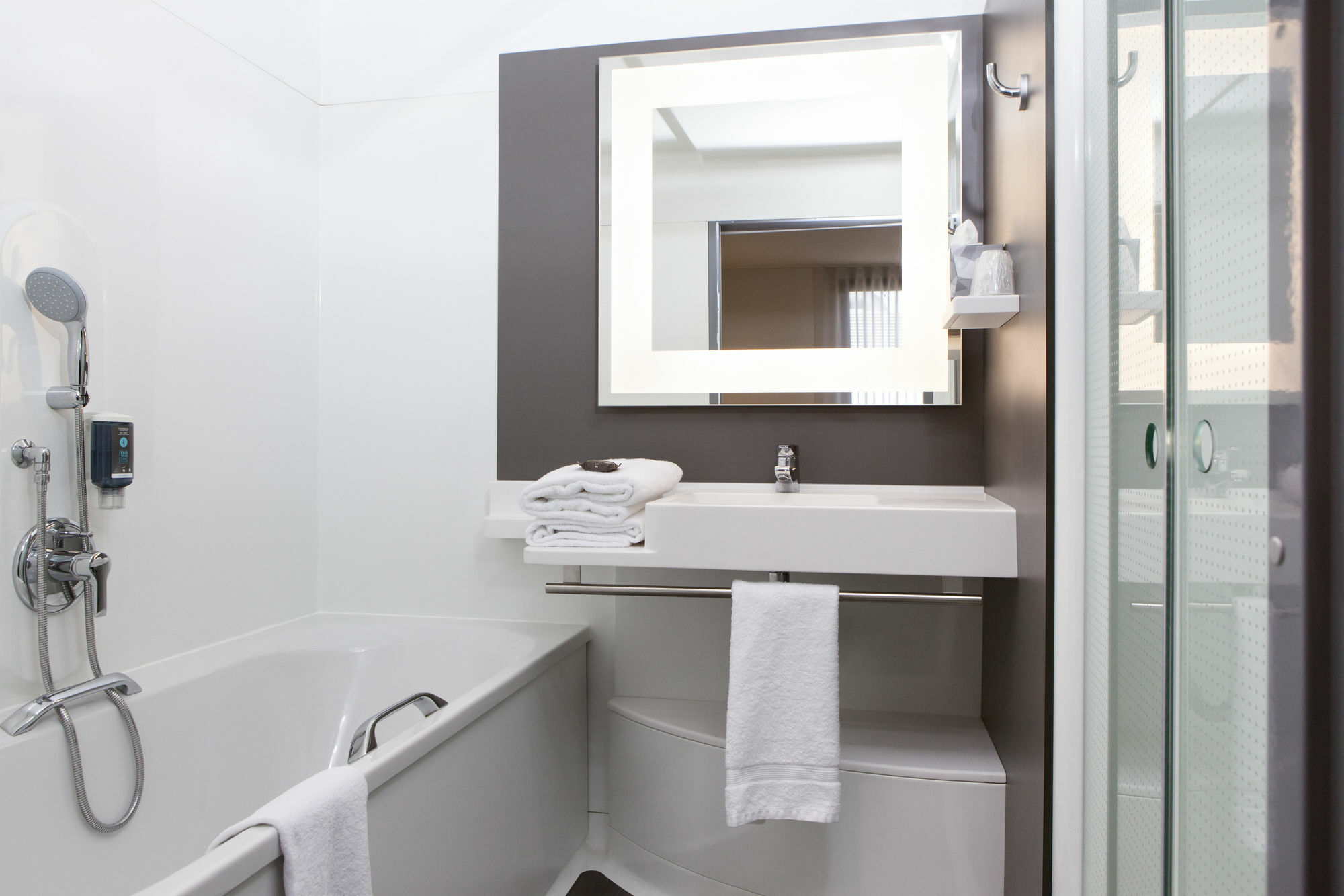 B&B Hotel Rueil-Malmaison Gare Екстериор снимка